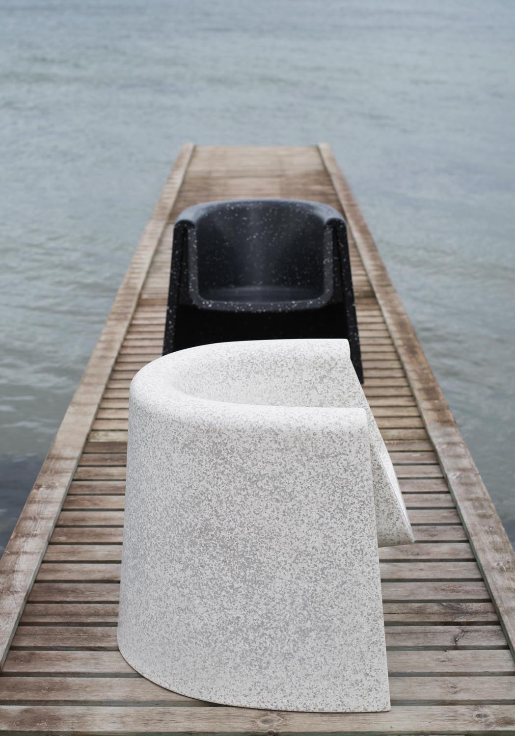 Weisser Bit Loungesessel mit Armlehnen von Normann Copenhagen, hergestellt aus recyceltem Kunststoff mit pixeliger Oberflächenstruktur.