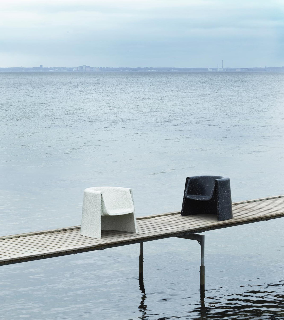 Weisser Bit Loungesessel mit Armlehnen von Normann Copenhagen, hergestellt aus recyceltem Kunststoff mit pixeliger Oberflächenstruktur.