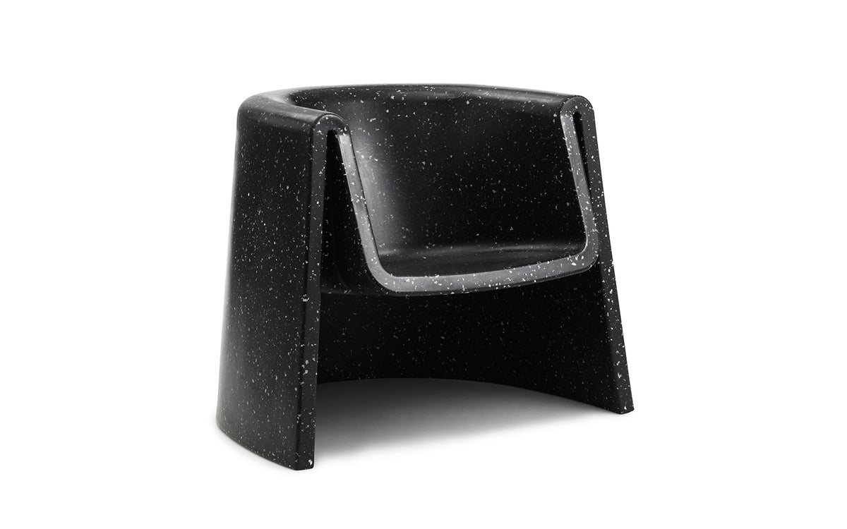 Weisser Bit Loungesessel mit Armlehnen von Normann Copenhagen, hergestellt aus recyceltem Kunststoff mit pixeliger Oberflächenstruktur.