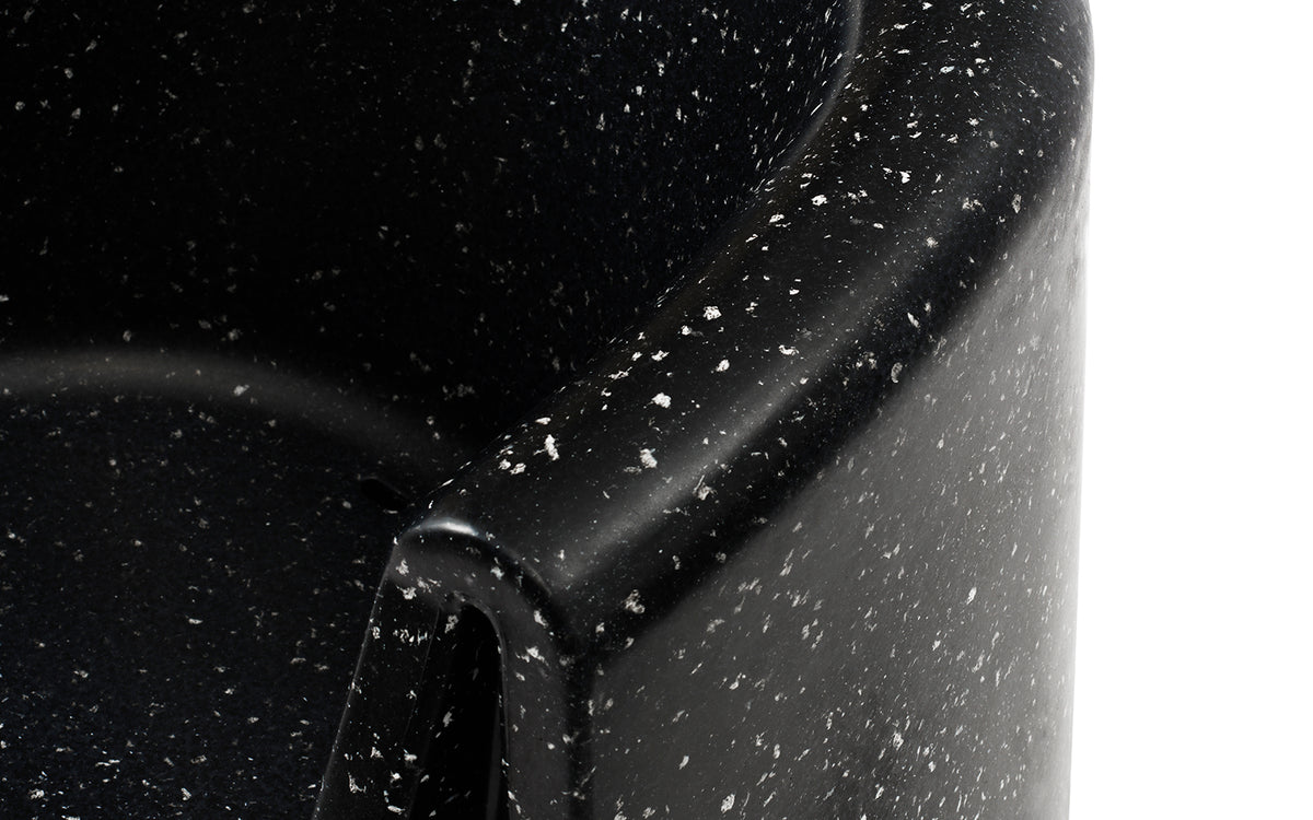 Weisser Bit Loungesessel mit Armlehnen von Normann Copenhagen, hergestellt aus recyceltem Kunststoff mit pixeliger Oberflächenstruktur.