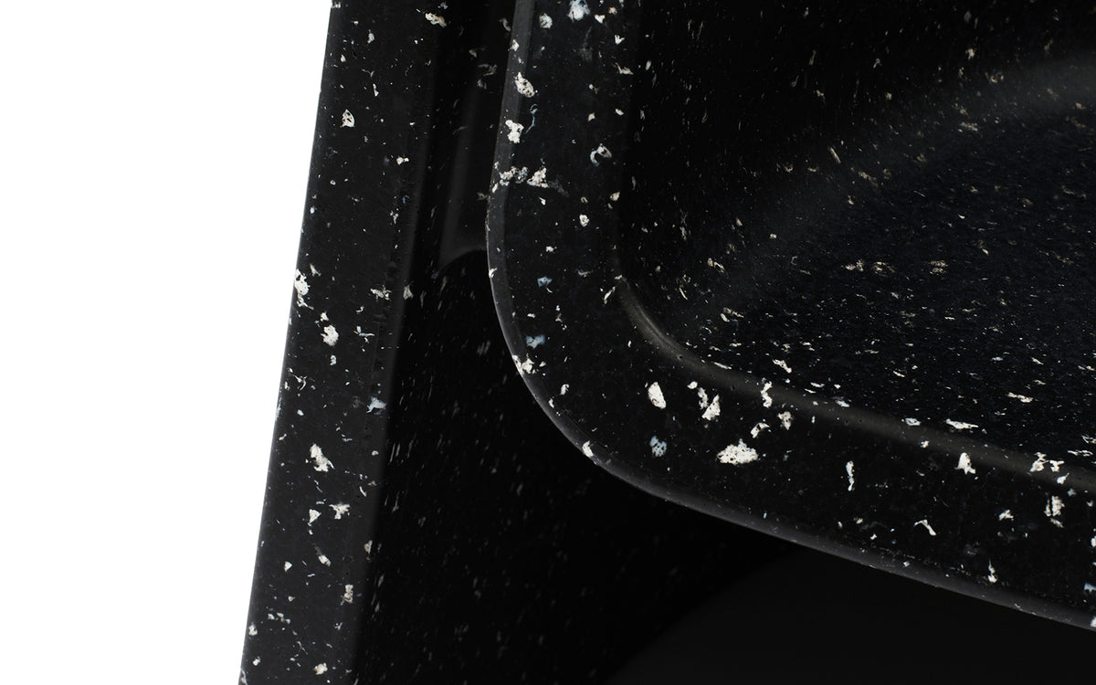 Weisser Bit Loungesessel mit Armlehnen von Normann Copenhagen, hergestellt aus recyceltem Kunststoff mit pixeliger Oberflächenstruktur.