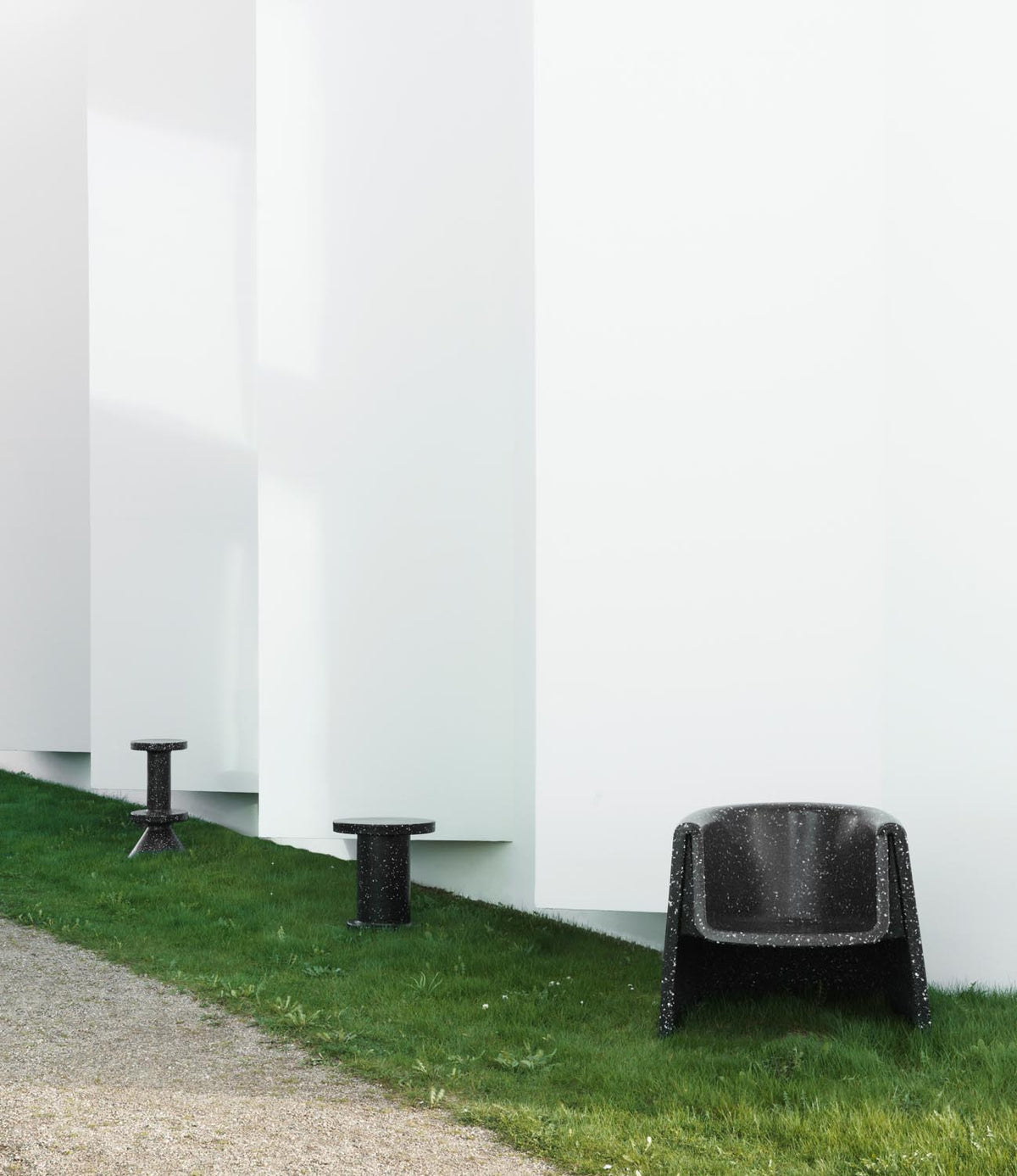 Weisser Bit Loungesessel mit Armlehnen von Normann Copenhagen, hergestellt aus recyceltem Kunststoff mit pixeliger Oberflächenstruktur.