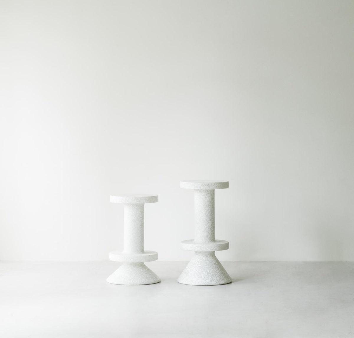 Weisser Barhocker Bit Barstool 65 cm von Normann Copenhagen aus recyceltem Kunststoff mit pixeligem Muster und Aluminiumgestell.