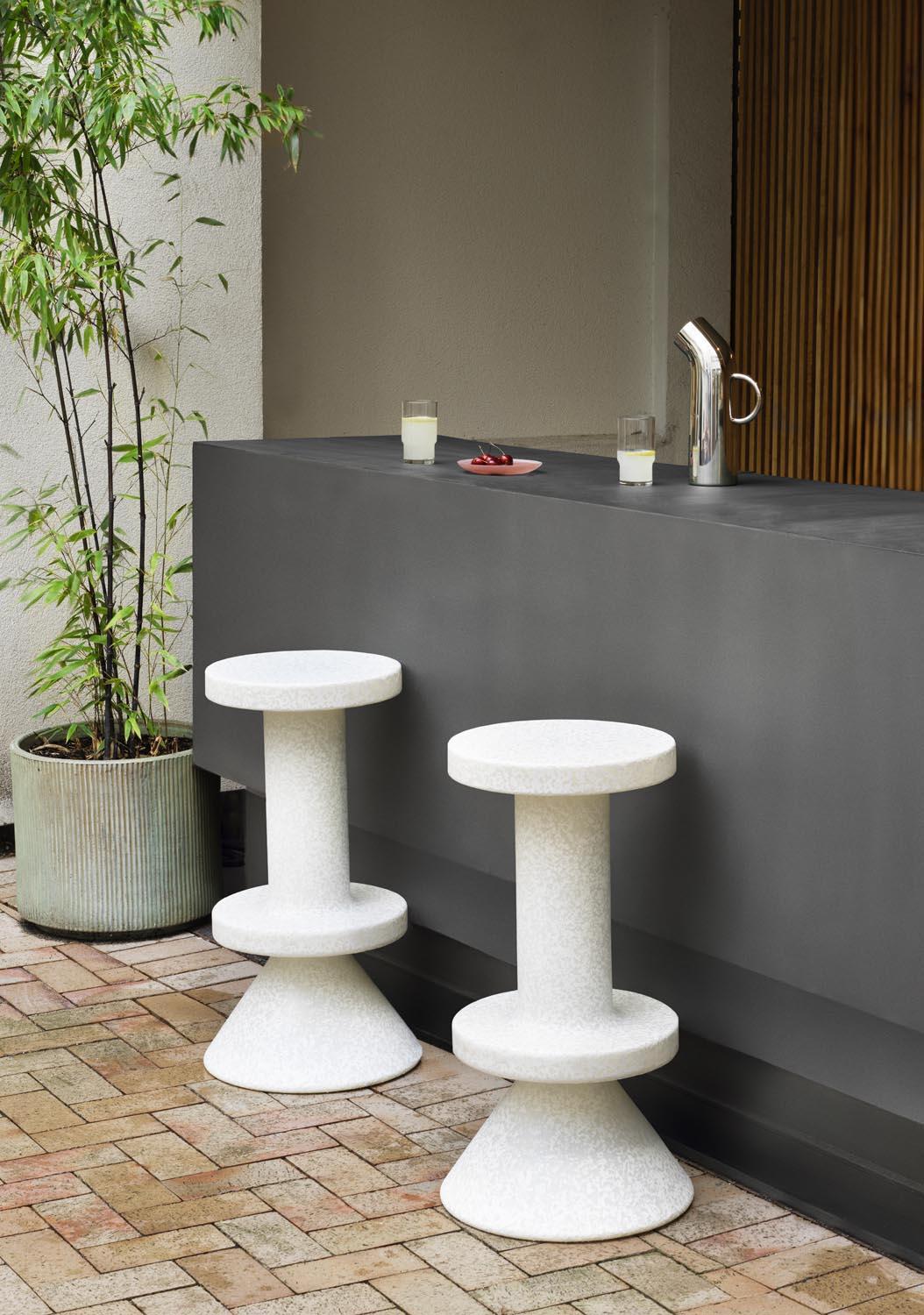 Weisser Barhocker Bit Barstool 65 cm von Normann Copenhagen aus recyceltem Kunststoff mit pixeligem Muster und Aluminiumgestell.