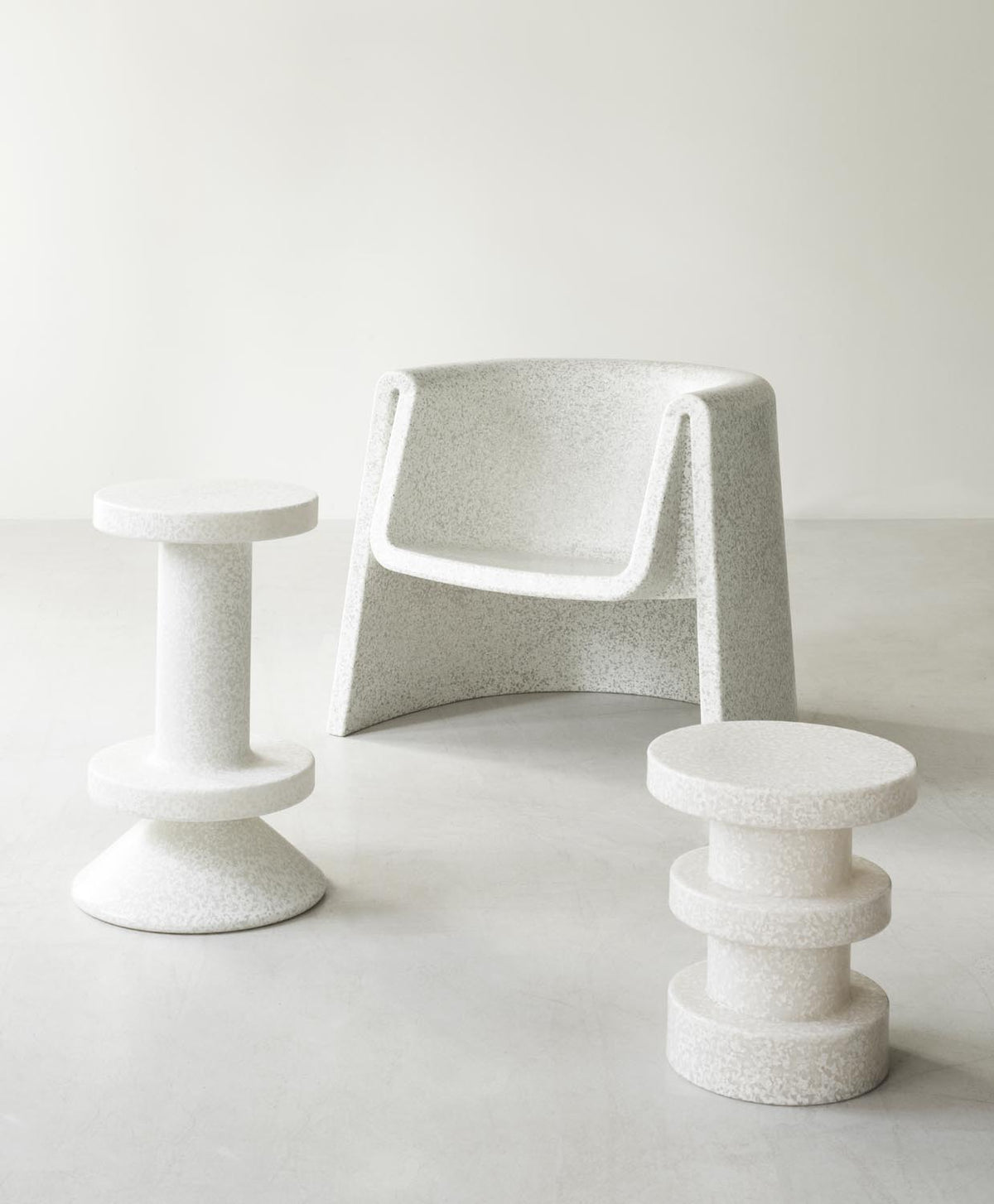 Weisser Barhocker Bit Barstool 65 cm von Normann Copenhagen aus recyceltem Kunststoff mit pixeligem Muster und Aluminiumgestell.