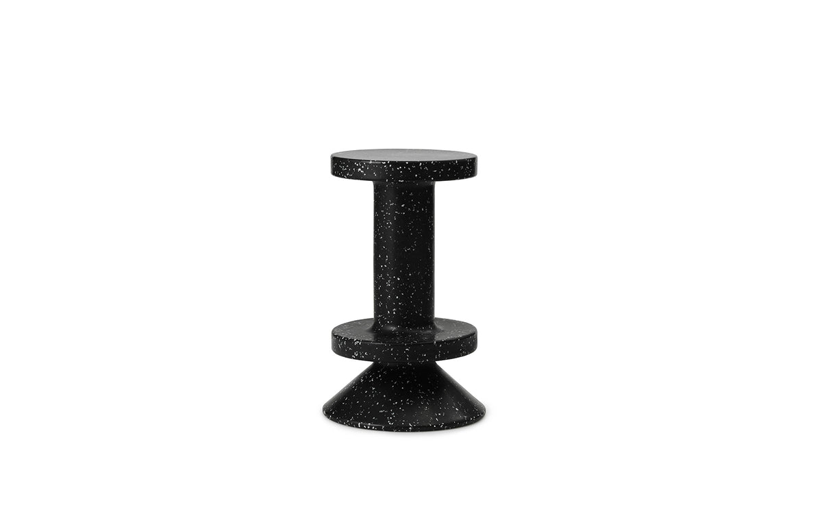 Weisser Barhocker Bit Barstool 65 cm von Normann Copenhagen aus recyceltem Kunststoff mit pixeligem Muster und Aluminiumgestell.
