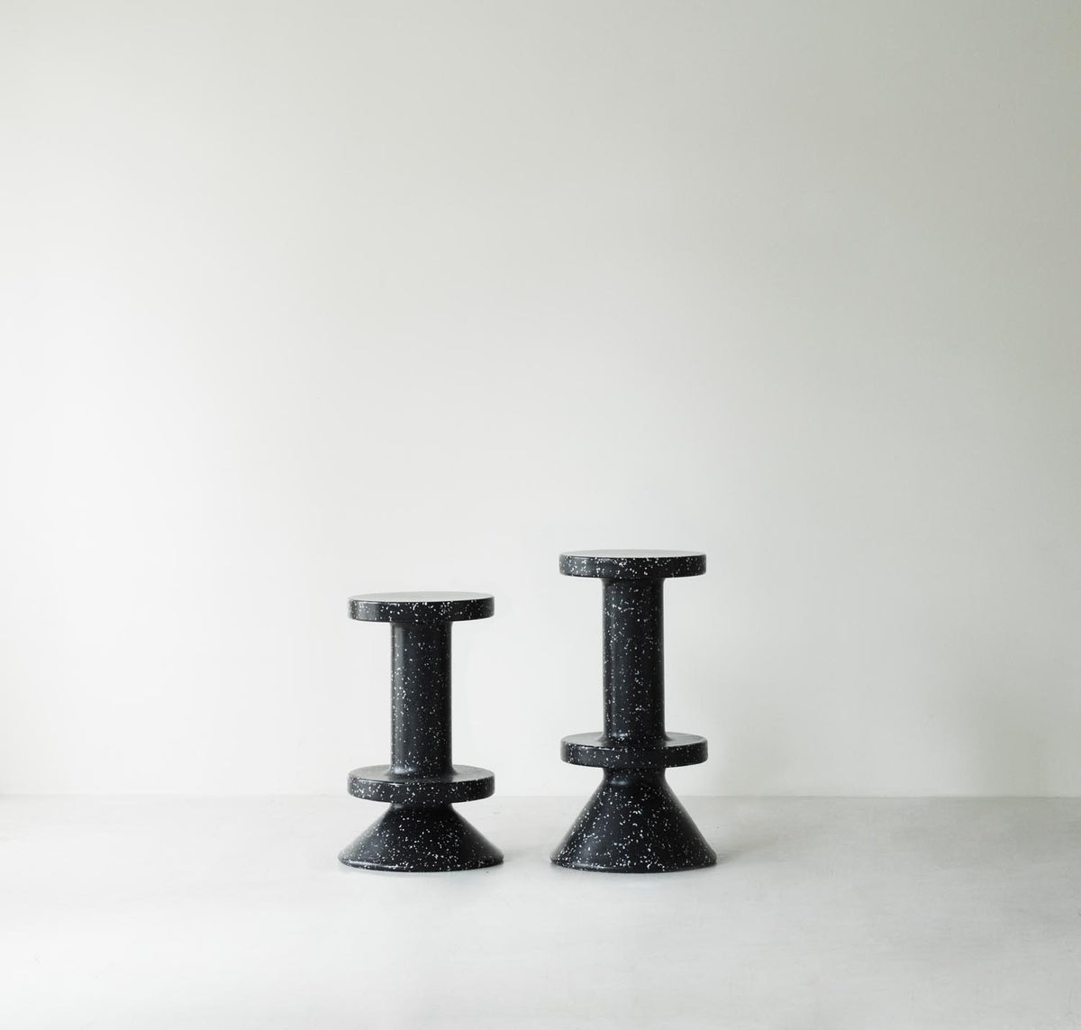 Weisser Barhocker Bit Barstool 65 cm von Normann Copenhagen aus recyceltem Kunststoff mit pixeligem Muster und Aluminiumgestell.