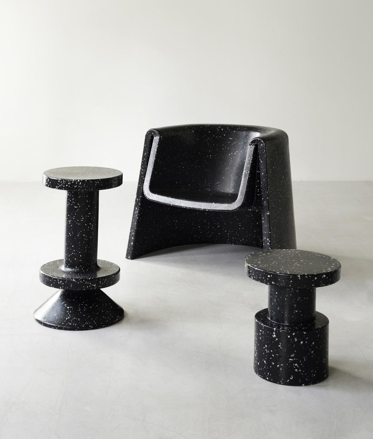 Weisser Barhocker Bit Barstool 65 cm von Normann Copenhagen aus recyceltem Kunststoff mit pixeligem Muster und Aluminiumgestell.