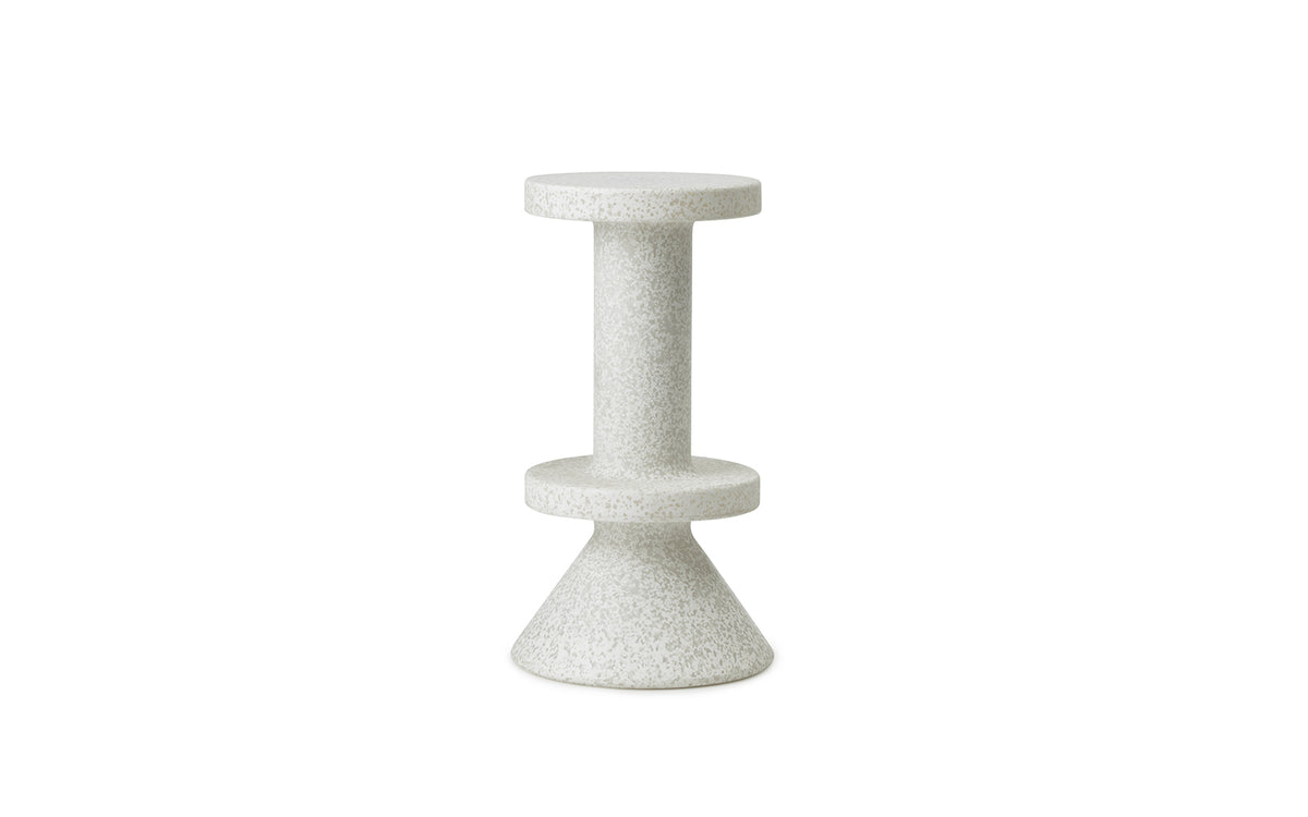 Weisser Barstuhl Bit von Normann Copenhagen aus recyceltem Kunststoff mit pixeligem Muster, Aluminium- und Edelstahlelementen, Sitzhöhe 75 cm.