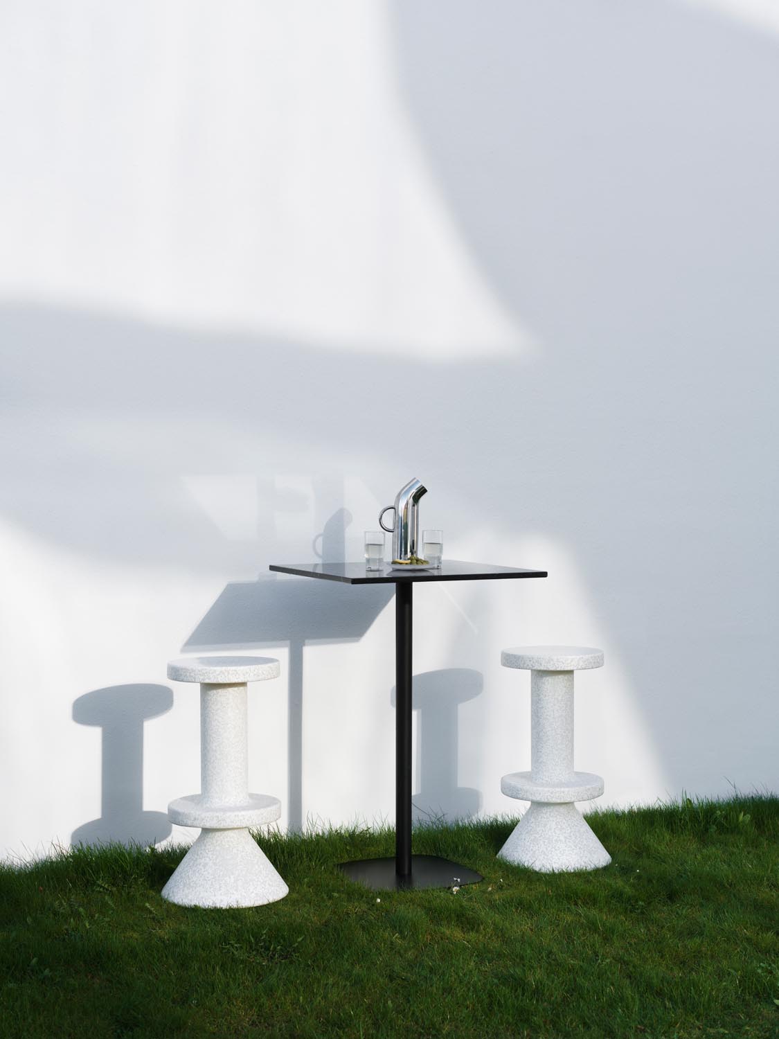 Weisser Barstuhl Bit von Normann Copenhagen aus recyceltem Kunststoff mit pixeligem Muster, Aluminium- und Edelstahlelementen, Sitzhöhe 75 cm.