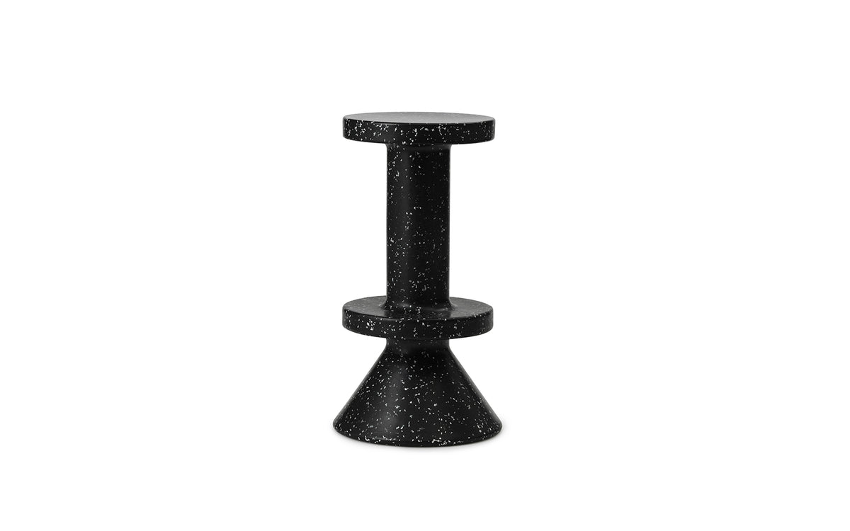 Weisser Barstuhl Bit von Normann Copenhagen aus recyceltem Kunststoff mit pixeligem Muster, Aluminium- und Edelstahlelementen, Sitzhöhe 75 cm.