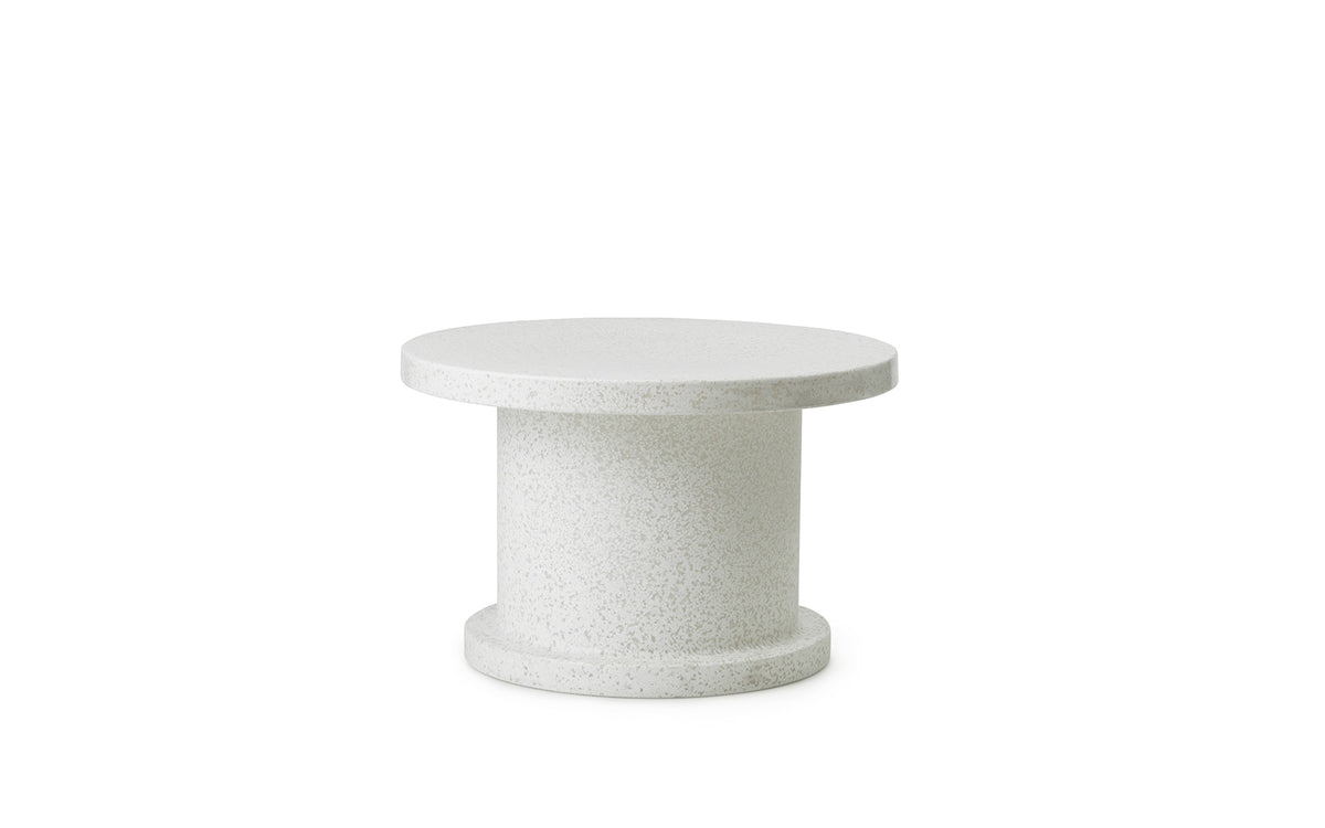 Weisser runder Bit Couchtisch von Normann Copenhagen aus recyceltem Kunststoff mit pixeligem Muster, geeignet für Innen- und Aussenbereich.