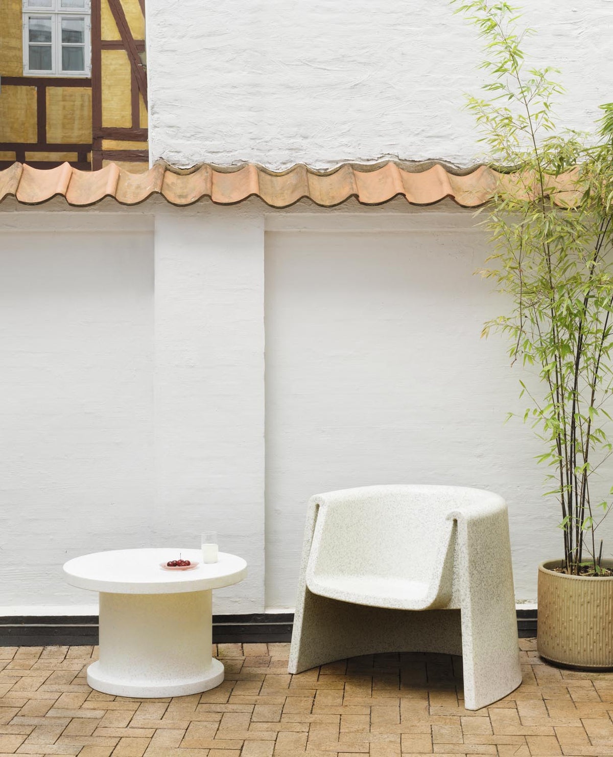 Weisser runder Bit Couchtisch von Normann Copenhagen aus recyceltem Kunststoff mit pixeligem Muster, geeignet für Innen- und Aussenbereich.