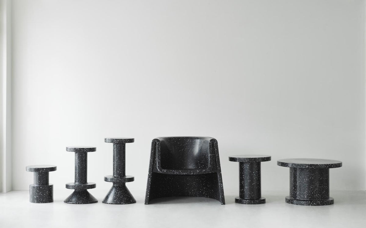 Weisser runder Bit Couchtisch von Normann Copenhagen aus recyceltem Kunststoff mit pixeligem Muster, geeignet für Innen- und Aussenbereich.