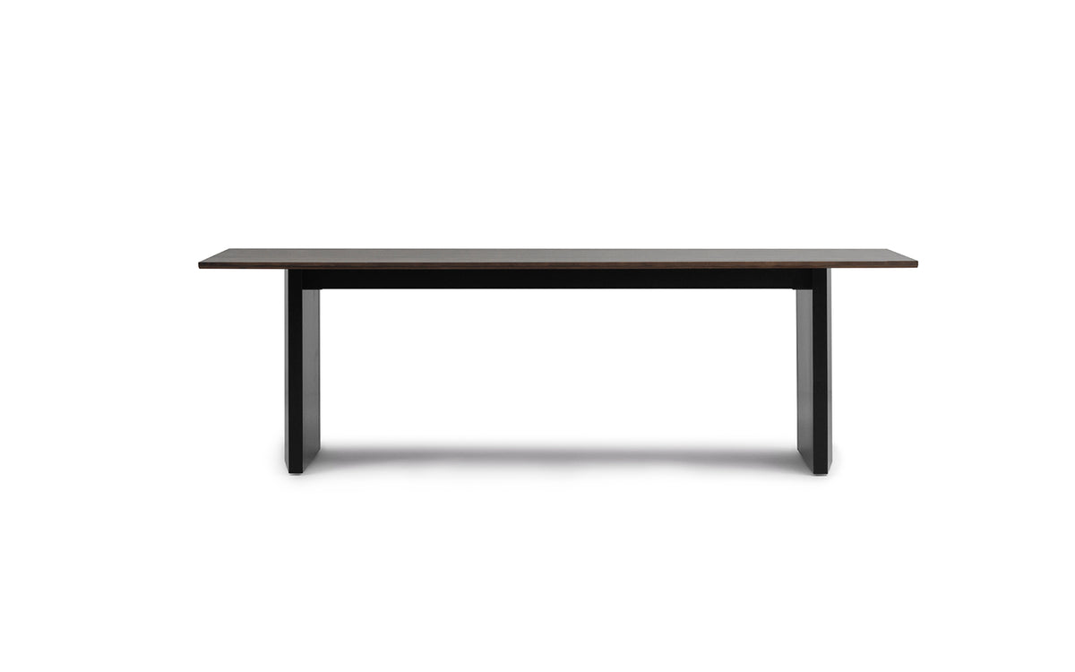 Esstisch Panel Table von Normann Copenhagen mit dunkelbrauner Kiefernholzplatte und schwarzen Stahlbeinen, leicht schräg geschnitten.