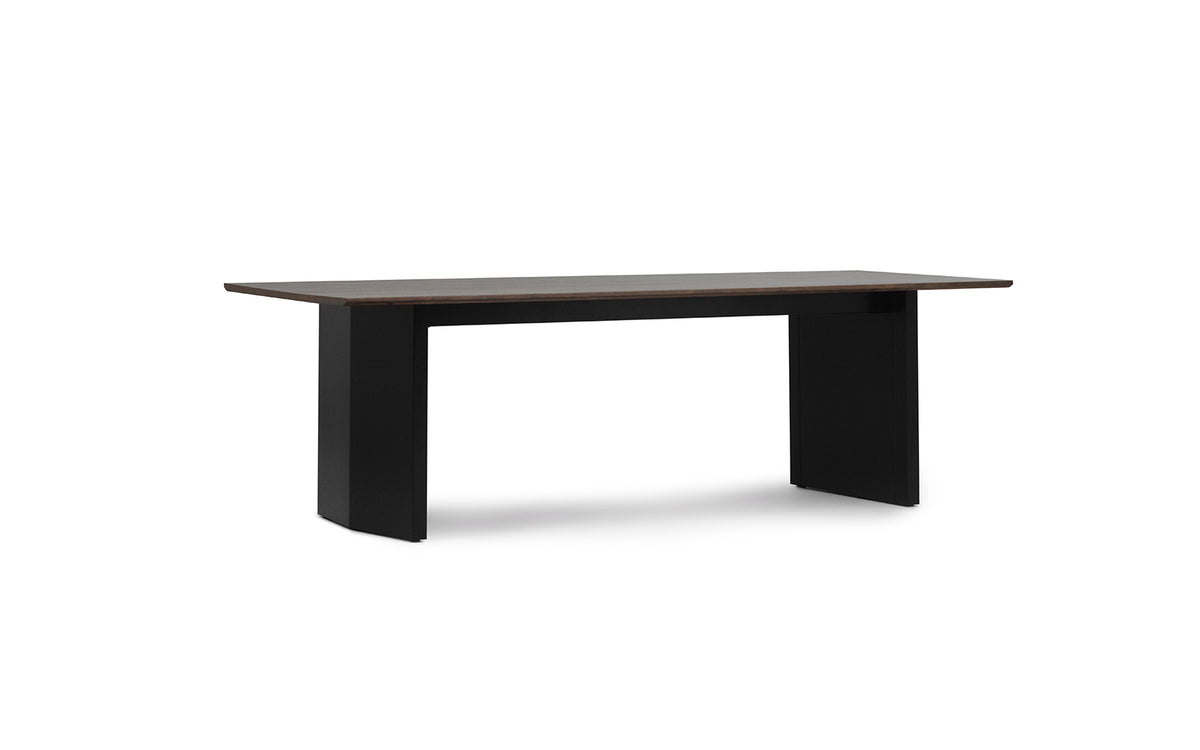 Esstisch Panel Table von Normann Copenhagen mit dunkelbrauner Kiefernholzplatte und schwarzen Stahlbeinen, leicht schräg geschnitten.