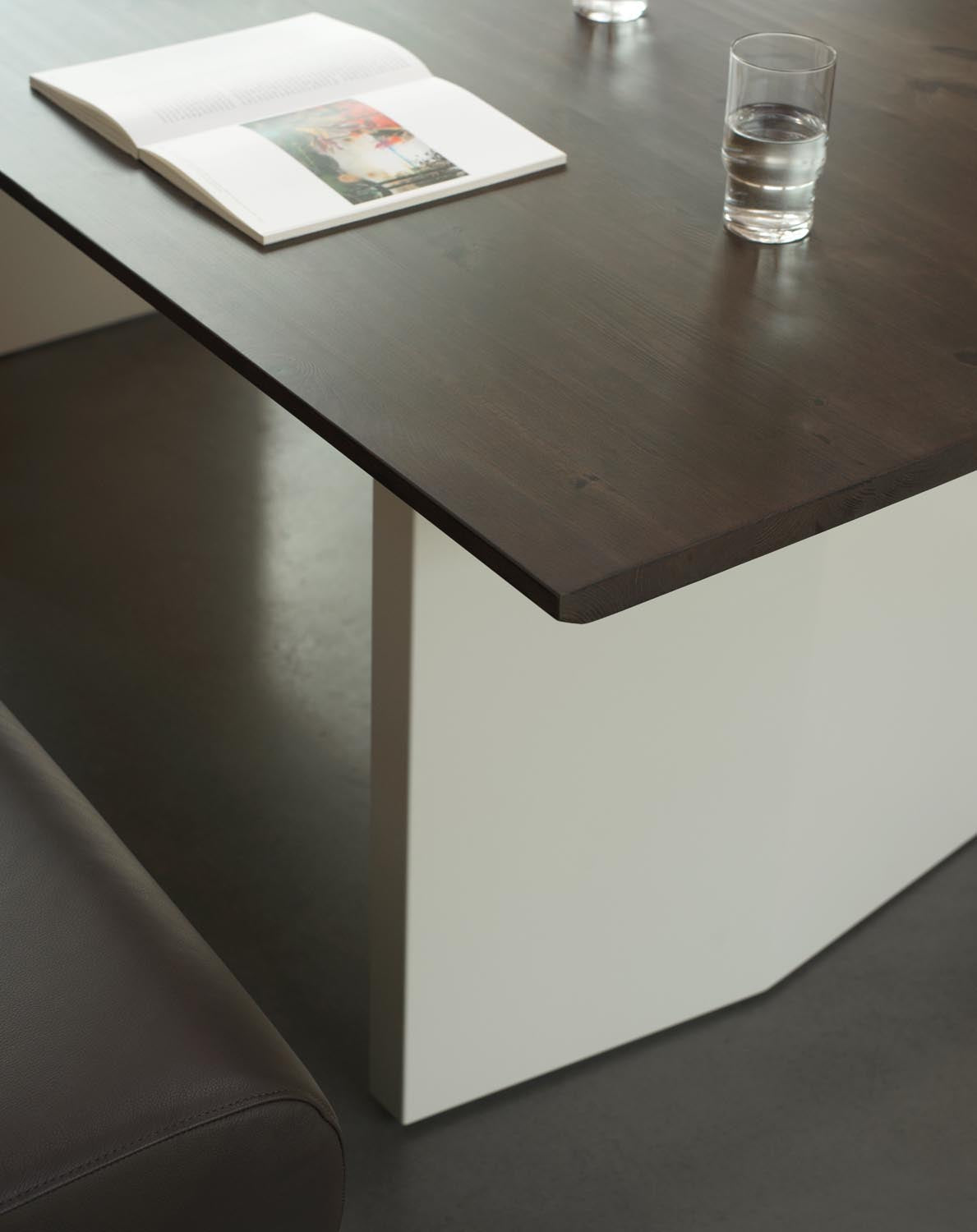 Esstisch Panel Table von Normann Copenhagen mit dunkelbrauner Kiefernholzplatte und schwarzen Stahlbeinen, leicht schräg geschnitten.