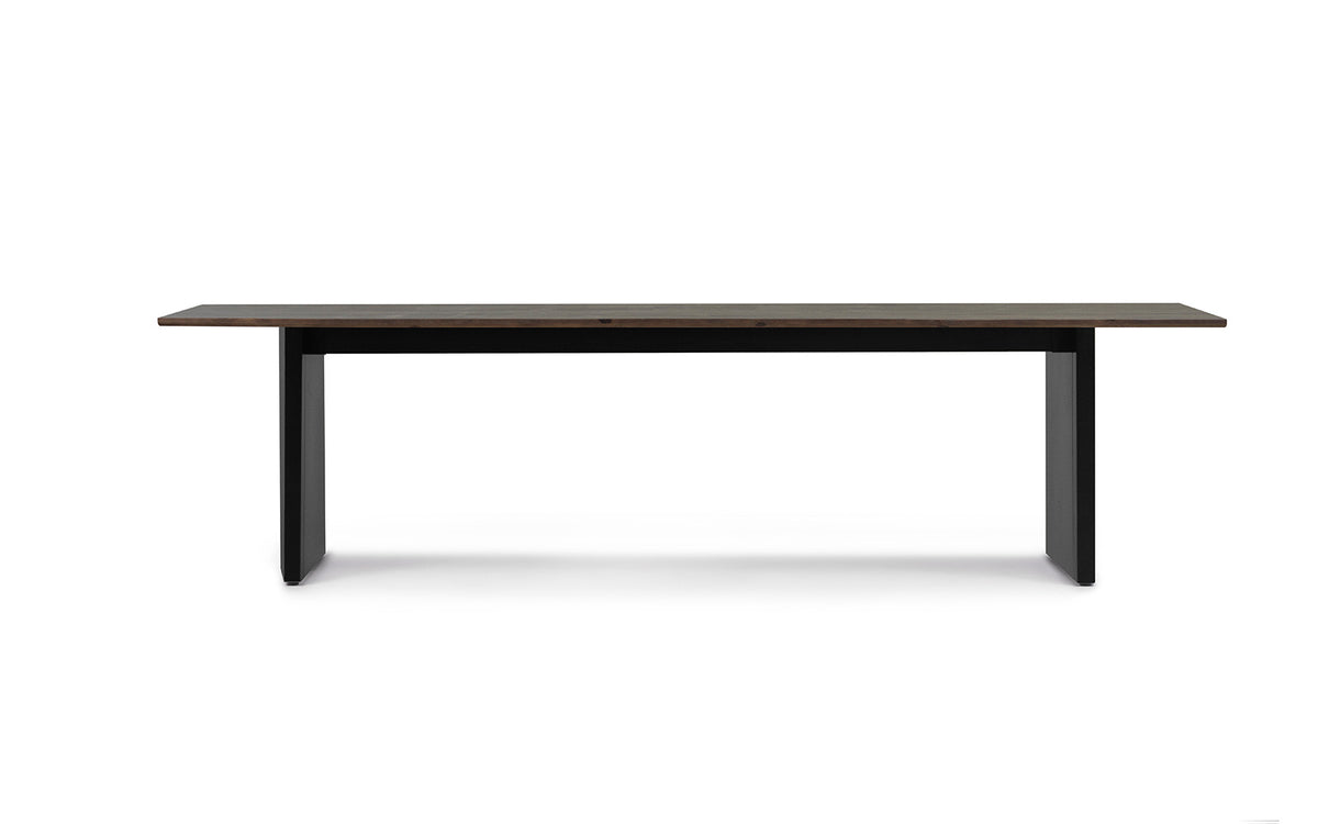 Esstisch Panel Table von Normann Copenhagen mit dunkelbrauner Kiefernholzplatte und schrägen Beinen aus pulverbeschichtetem Stahl.