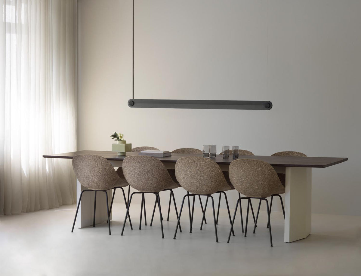 Esstisch Panel Table von Normann Copenhagen mit dunkelbrauner Kiefernholzplatte und schrägen Beinen aus pulverbeschichtetem Stahl.