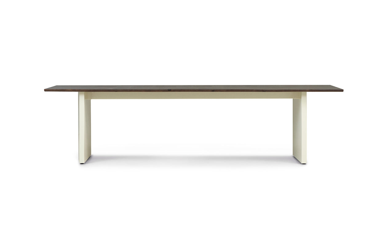 Foto des Panel Table Esstischs von Normann Copenhagen: Tischplatte aus dunkelbraun gebeiztem Kiefernholz, Beine aus cremefarbenem Stahl, 300x90 cm.
