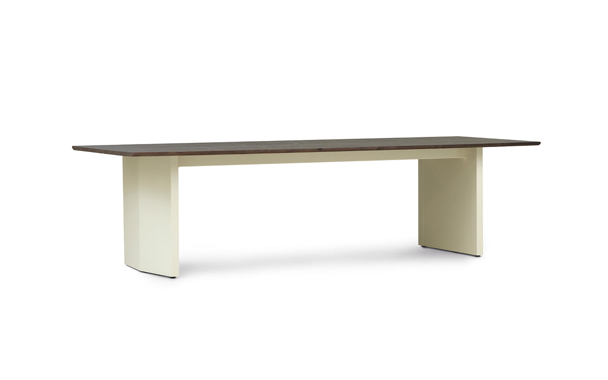 Foto des Panel Table Esstischs von Normann Copenhagen: Tischplatte aus dunkelbraun gebeiztem Kiefernholz, Beine aus cremefarbenem Stahl, 300x90 cm.