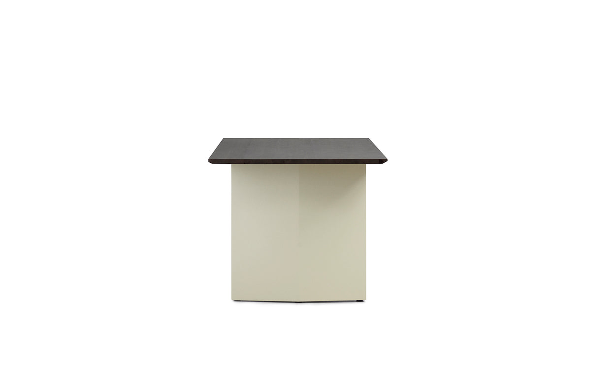 Foto des Panel Table Esstischs von Normann Copenhagen: Tischplatte aus dunkelbraun gebeiztem Kiefernholz, Beine aus cremefarbenem Stahl, 300x90 cm.