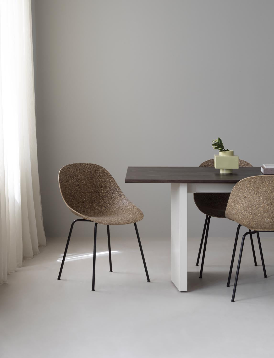 Foto des Panel Table Esstischs von Normann Copenhagen: Tischplatte aus dunkelbraun gebeiztem Kiefernholz, Beine aus cremefarbenem Stahl, 300x90 cm.