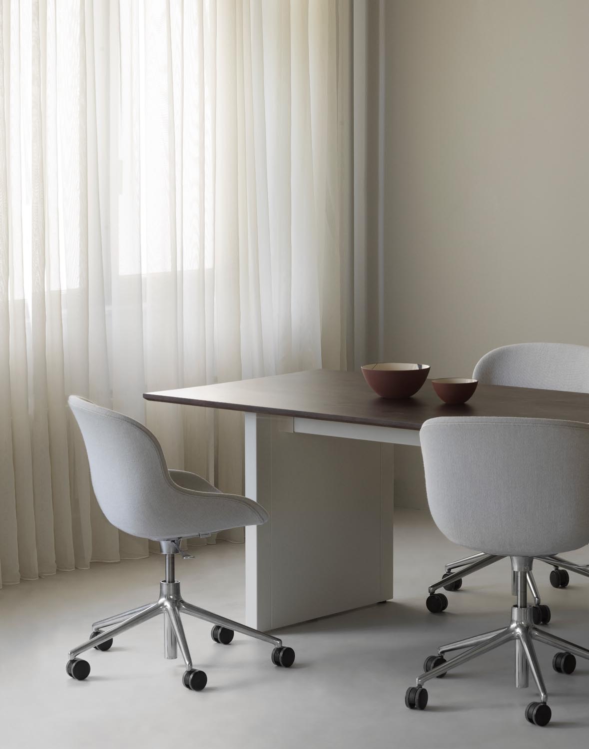 Foto des Panel Table Esstischs von Normann Copenhagen: Tischplatte aus dunkelbraun gebeiztem Kiefernholz, Beine aus cremefarbenem Stahl, 300x90 cm.