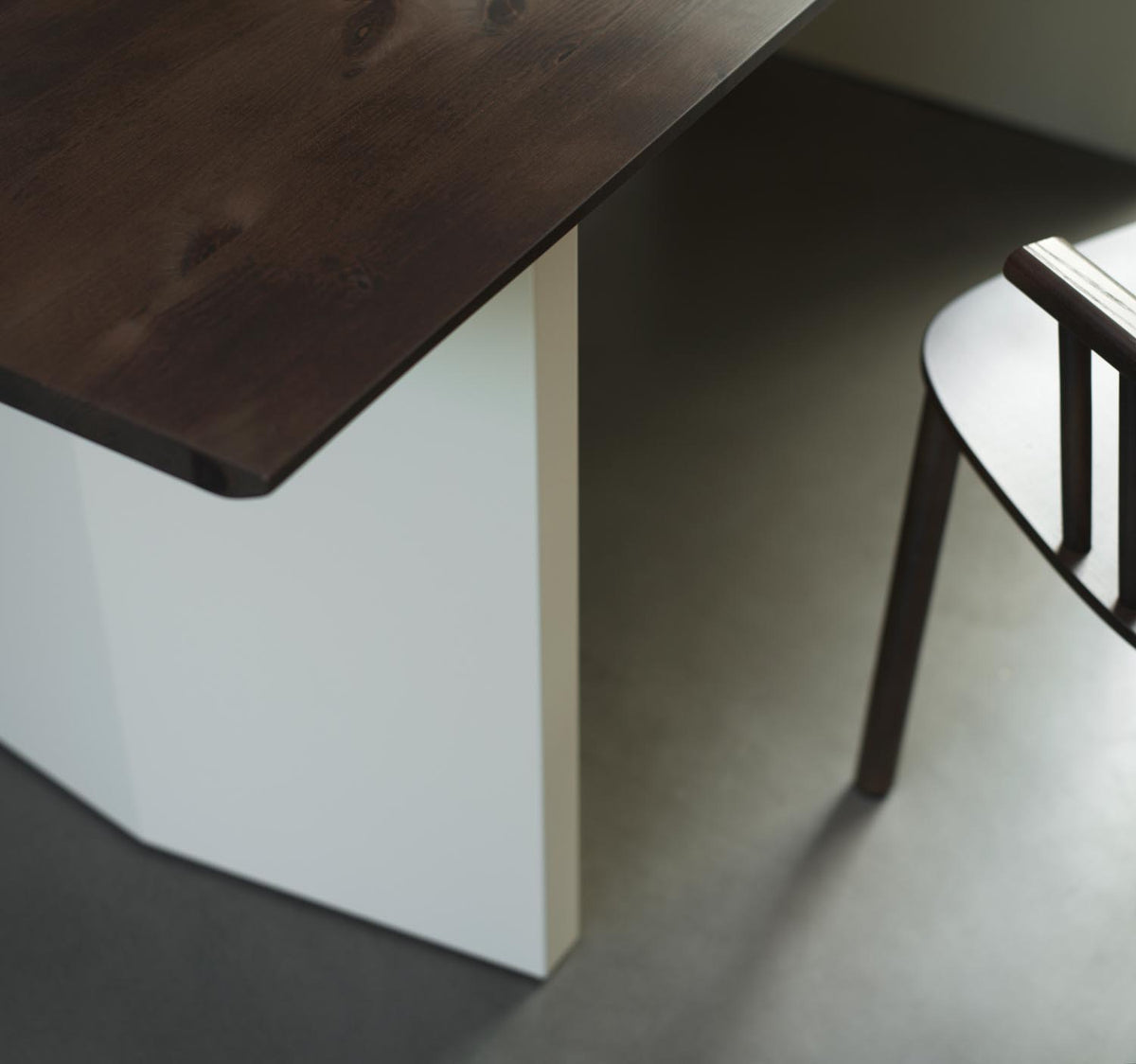 Foto des Panel Table Esstischs von Normann Copenhagen: Tischplatte aus dunkelbraun gebeiztem Kiefernholz, Beine aus cremefarbenem Stahl, 300x90 cm.
