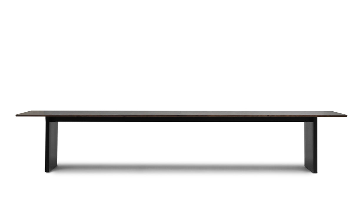 Esstisch Panel Table von Normann Copenhagen mit Tischplatte aus Kiefernholz in Dunkelbraun und schwarzem Stahluntergestell, 420x100 cm.