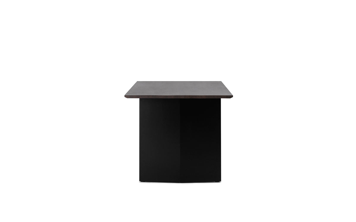 Esstisch Panel Table von Normann Copenhagen mit Tischplatte aus Kiefernholz in Dunkelbraun und schwarzem Stahluntergestell, 420x100 cm.