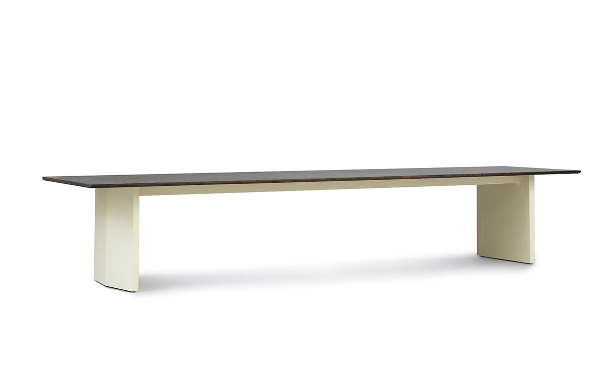 Esstisch Panel Table von Normann Copenhagen mit dunkelbrauner Kiefernholzplatte und zwei schräg geschnittenen, pulverbeschichteten Stahlbeinen.