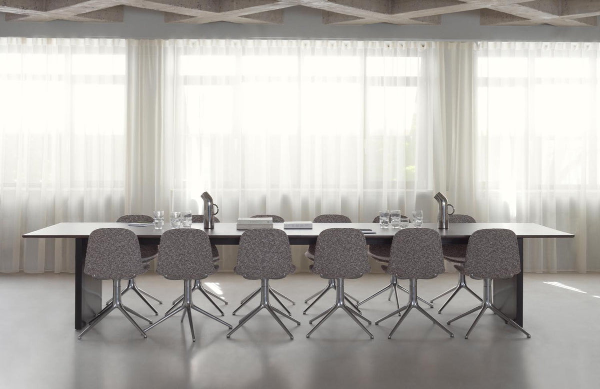 Esstisch Panel Table von Normann Copenhagen mit dunkelbrauner Kiefernholzplatte und zwei schräg geschnittenen, pulverbeschichteten Stahlbeinen.