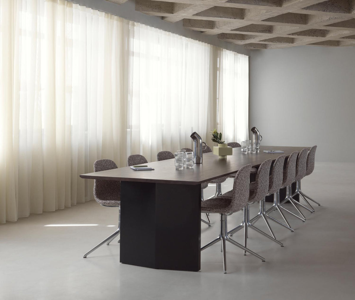 Esstisch Panel Table von Normann Copenhagen mit dunkelbrauner Kiefernholzplatte und zwei schräg geschnittenen, pulverbeschichteten Stahlbeinen.