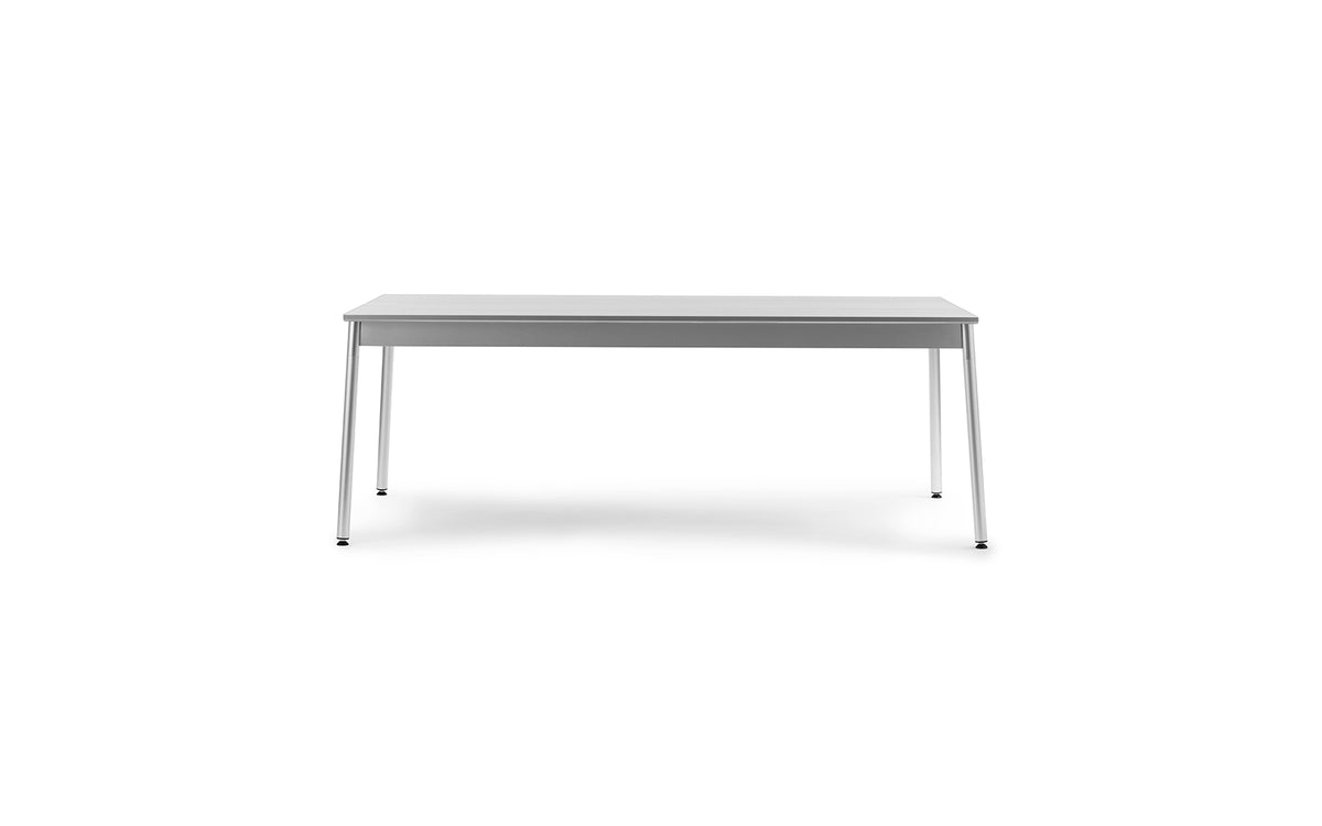 Esstisch Ex von Normann Copenhagen aus eloxiertem Aluminium, schlanke Tischplatte mit Profilstruktur, vier leicht angewinkelte Beine, Farbe Aluminium.