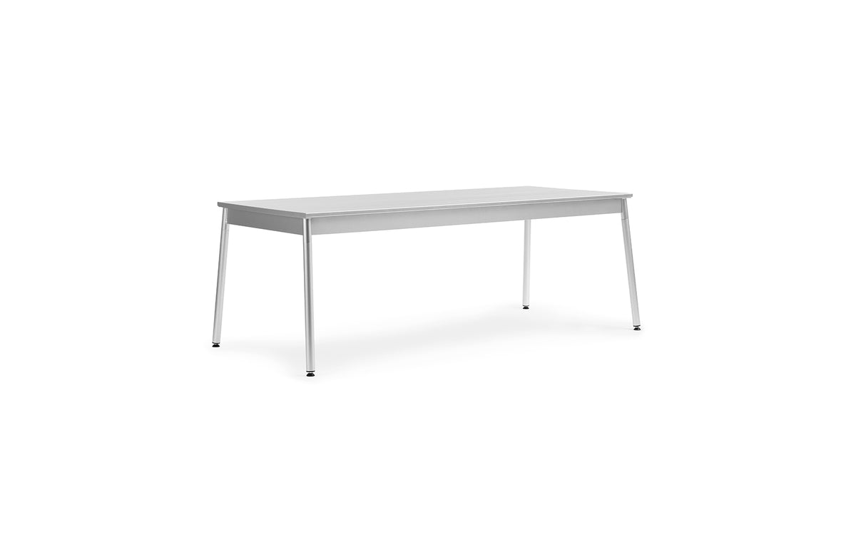 Esstisch Ex von Normann Copenhagen aus eloxiertem Aluminium, schlanke Tischplatte mit Profilstruktur, vier leicht angewinkelte Beine, Farbe Aluminium.