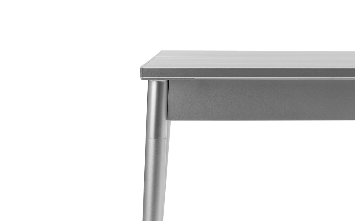 Esstisch Ex von Normann Copenhagen aus eloxiertem Aluminium, schlanke Tischplatte mit Profilstruktur, vier leicht angewinkelte Beine, Farbe Aluminium.