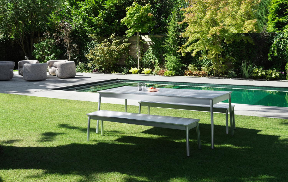 Esstisch Ex von Normann Copenhagen aus eloxiertem Aluminium, schlanke Tischplatte mit Profilstruktur, vier leicht angewinkelte Beine, Farbe Aluminium.