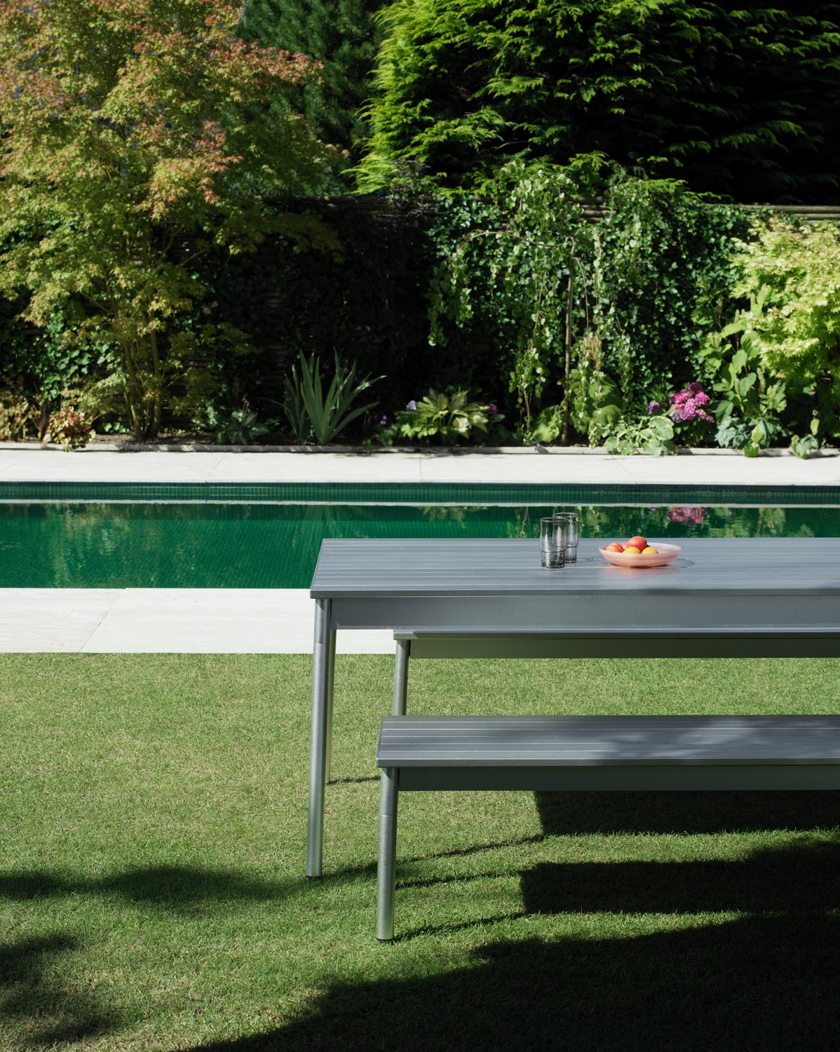 Esstisch Ex von Normann Copenhagen aus eloxiertem Aluminium, schlanke Tischplatte mit Profilstruktur, vier leicht angewinkelte Beine, Farbe Aluminium.