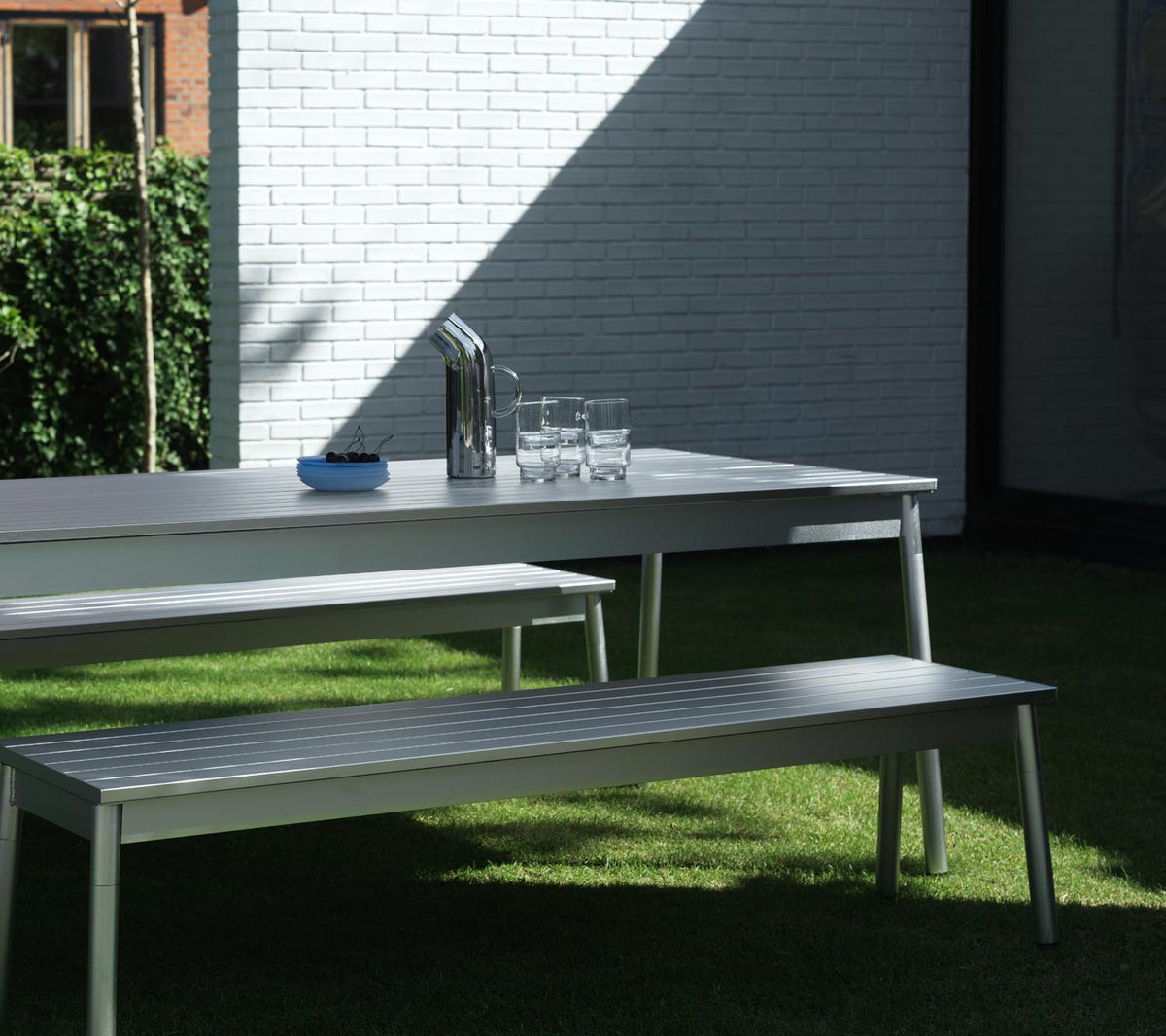 Esstisch Ex von Normann Copenhagen aus eloxiertem Aluminium, schlanke Tischplatte mit Profilstruktur, vier leicht angewinkelte Beine, Farbe Aluminium.