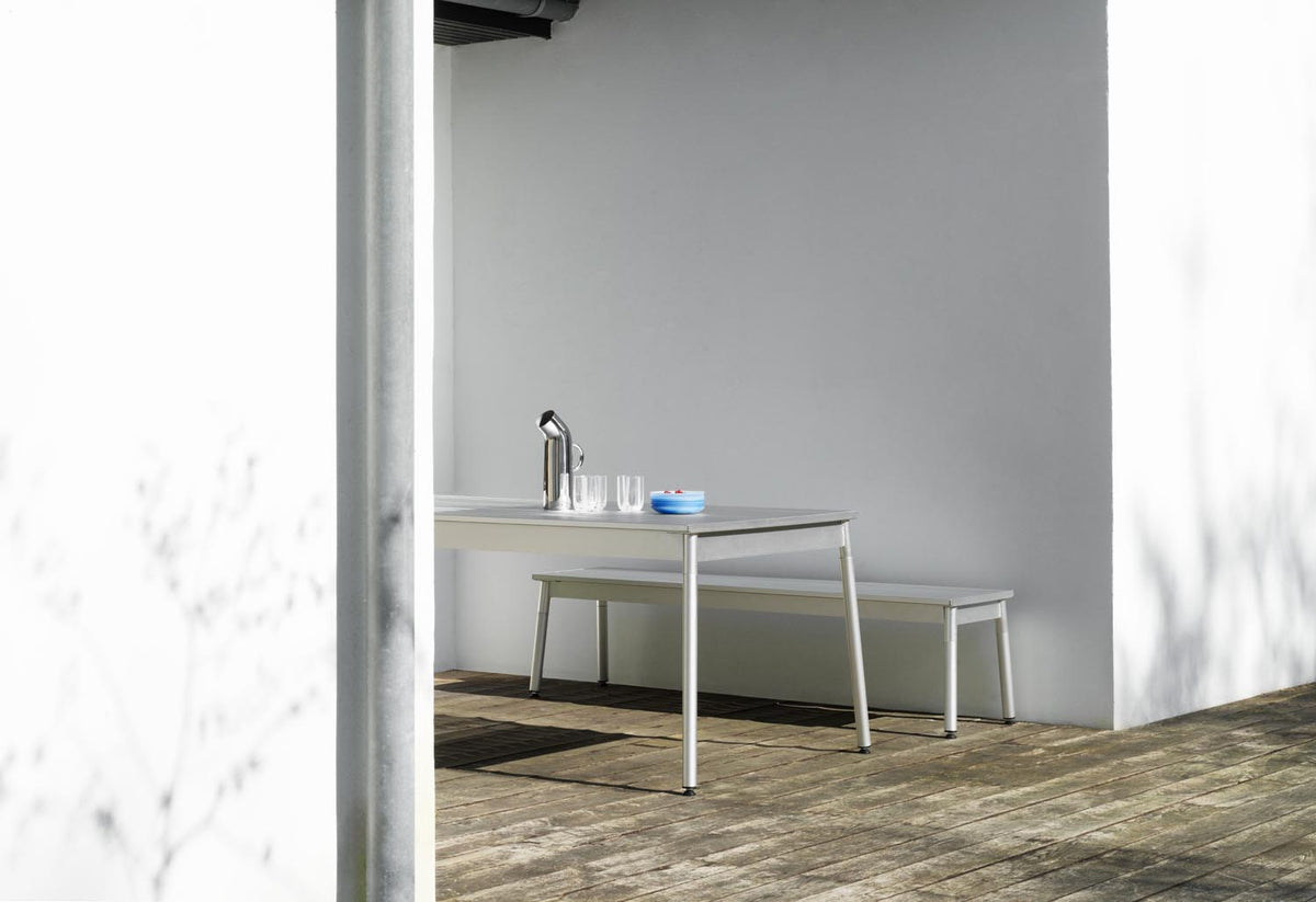 Esstisch Ex von Normann Copenhagen aus eloxiertem Aluminium, schlanke Tischplatte mit Profilstruktur, vier leicht angewinkelte Beine, Farbe Aluminium.