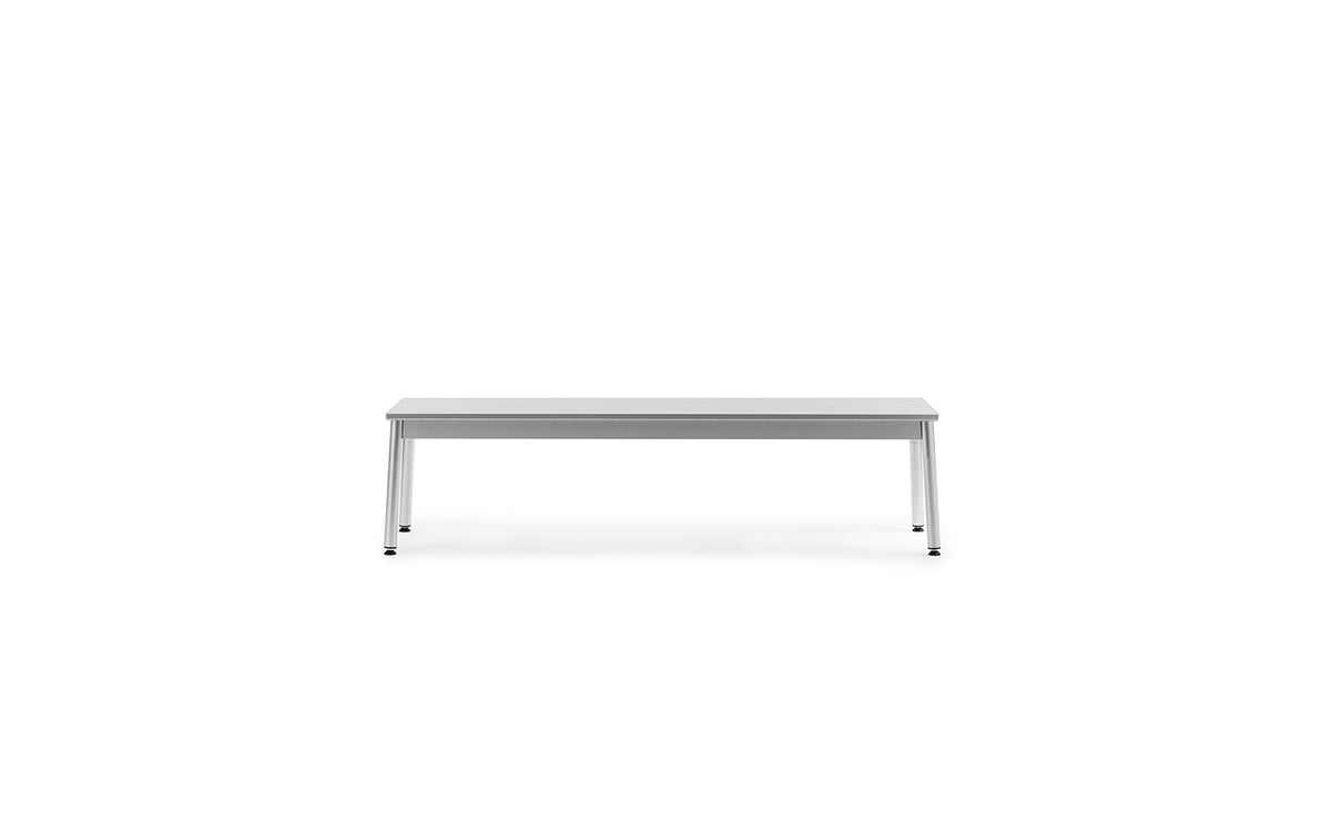 Gartenbank Ex von Normann Copenhagen aus eloxiertem Aluminium mit schlanken, leicht versetzten Profilen und vier angewinkelten Beinen.