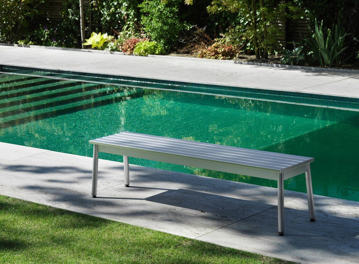 Gartenbank Ex von Normann Copenhagen aus eloxiertem Aluminium mit schlanken, leicht versetzten Profilen und vier angewinkelten Beinen.