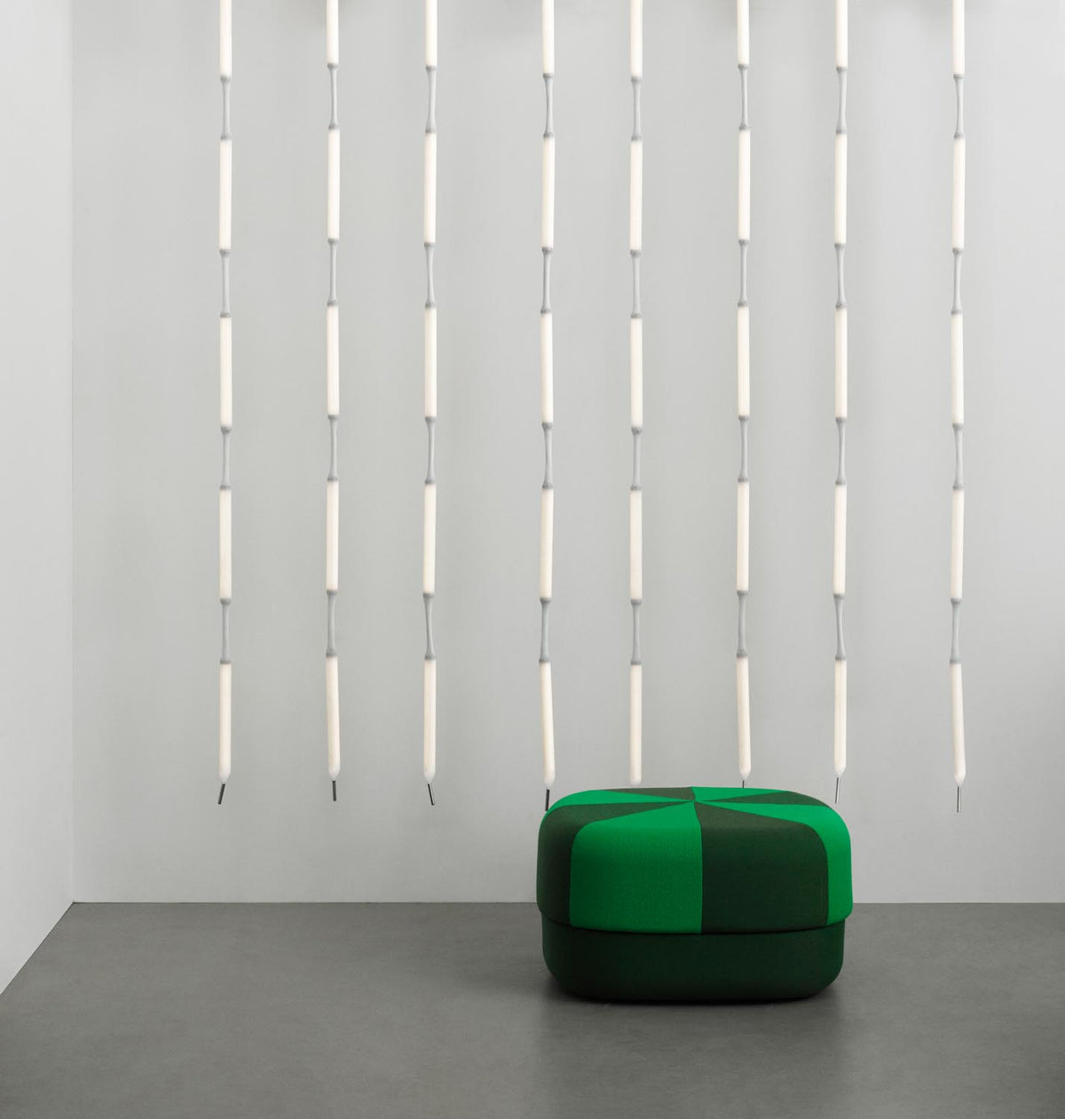 Weisse Pendelleuchte Reb Lampe 5 von Normann Copenhagen mit fünf netzartigen Acrylrohr-Modulen aus PET, PMMA und Aluminium, hängend von der Decke.