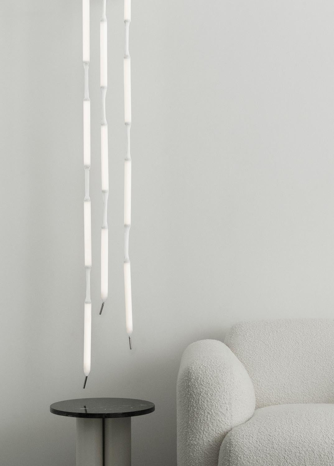 Weisse Pendelleuchte Reb Lampe 5 von Normann Copenhagen mit fünf netzartigen Acrylrohr-Modulen aus PET, PMMA und Aluminium, hängend von der Decke.