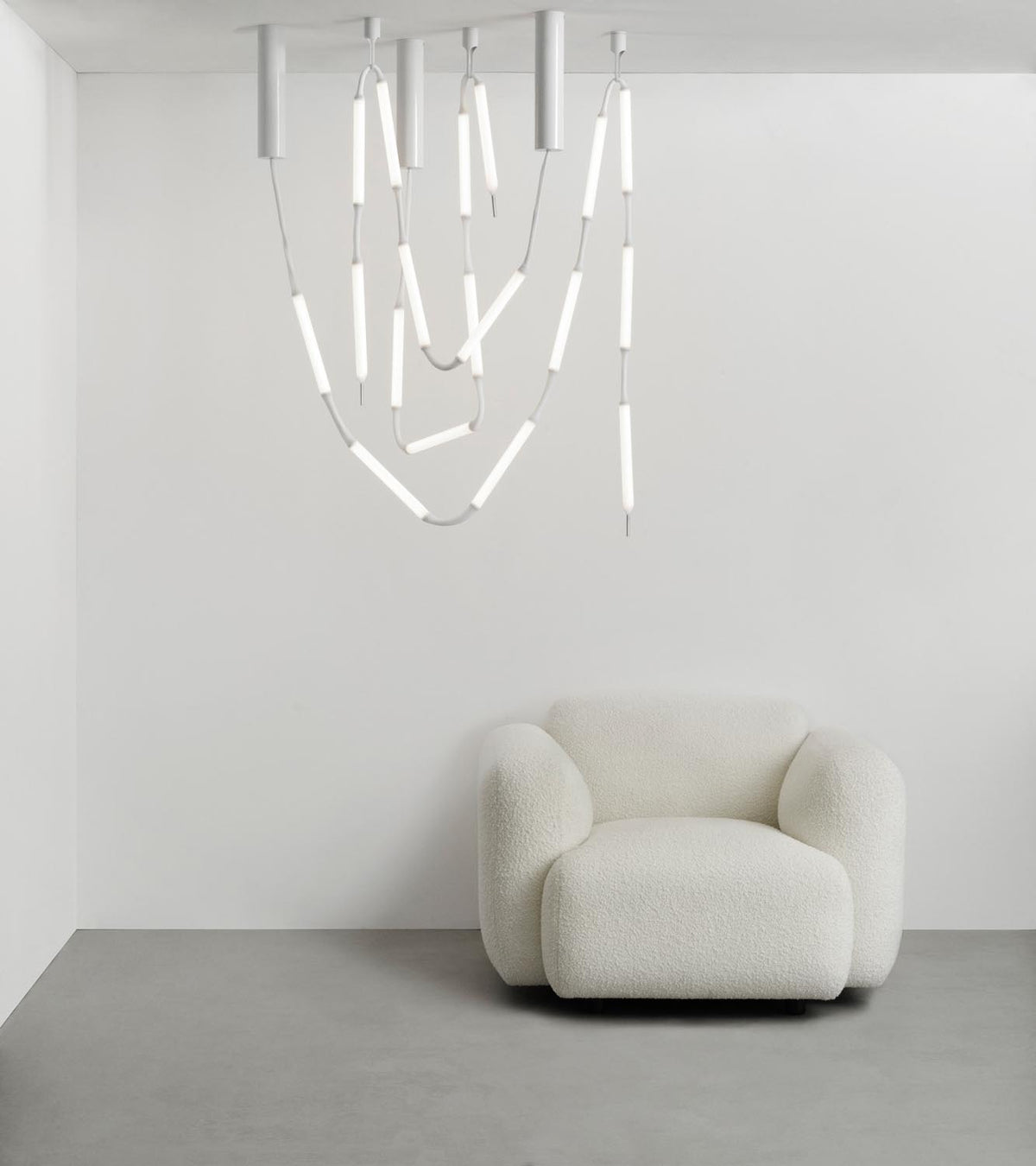 Weisse Pendelleuchte Reb Lampe 8 aus PET und PMMA mit netzartigem Acrylrohr, acht LED-Module an einem langen Kabel hängend.