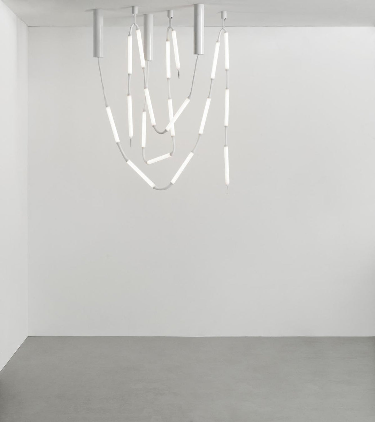 Weisse Pendelleuchte Reb Lampe 8 aus PET und PMMA mit netzartigem Acrylrohr, acht LED-Module an einem langen Kabel hängend.