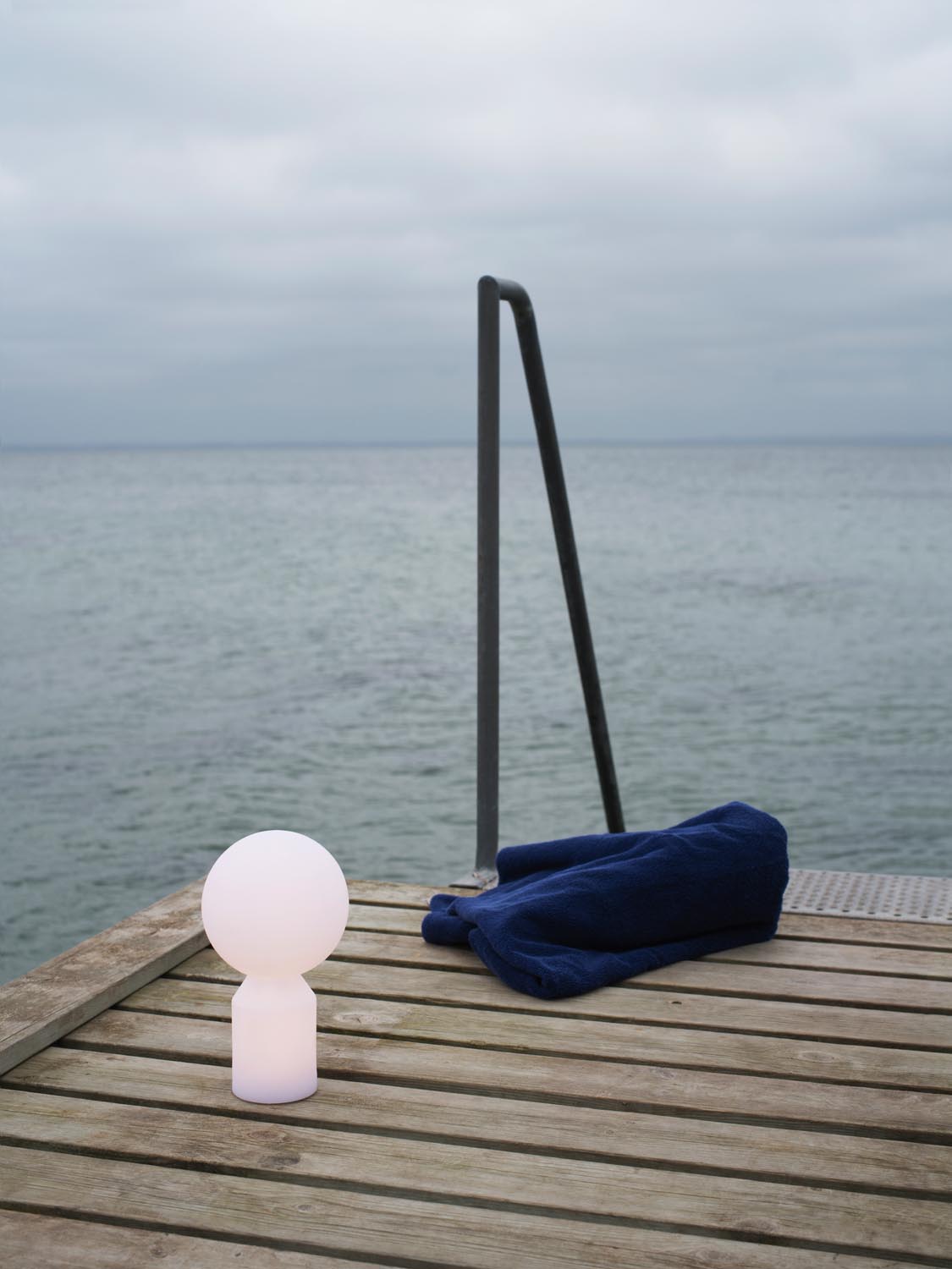 Weisse Pendelleuchte Yo Lampe Klein von Normann Copenhagen mit rundem Lampenschirm aus PE und Sockel aus ABS, skulpturale Form
