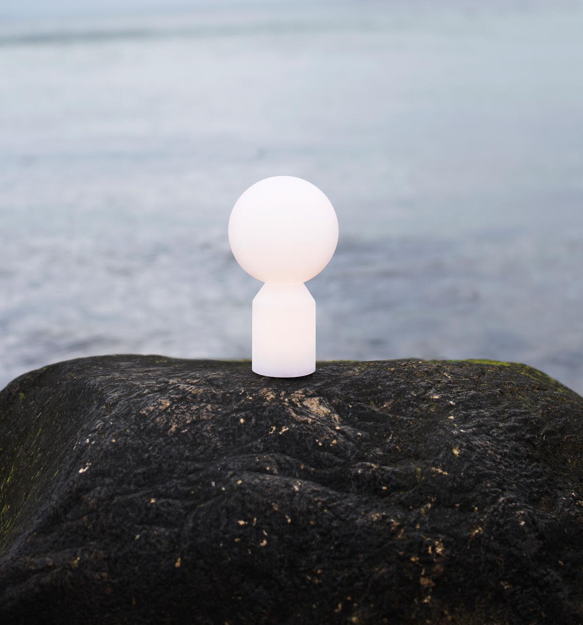 Weisse Pendelleuchte Yo Lampe Klein von Normann Copenhagen mit rundem Lampenschirm aus PE und Sockel aus ABS, skulpturale Form