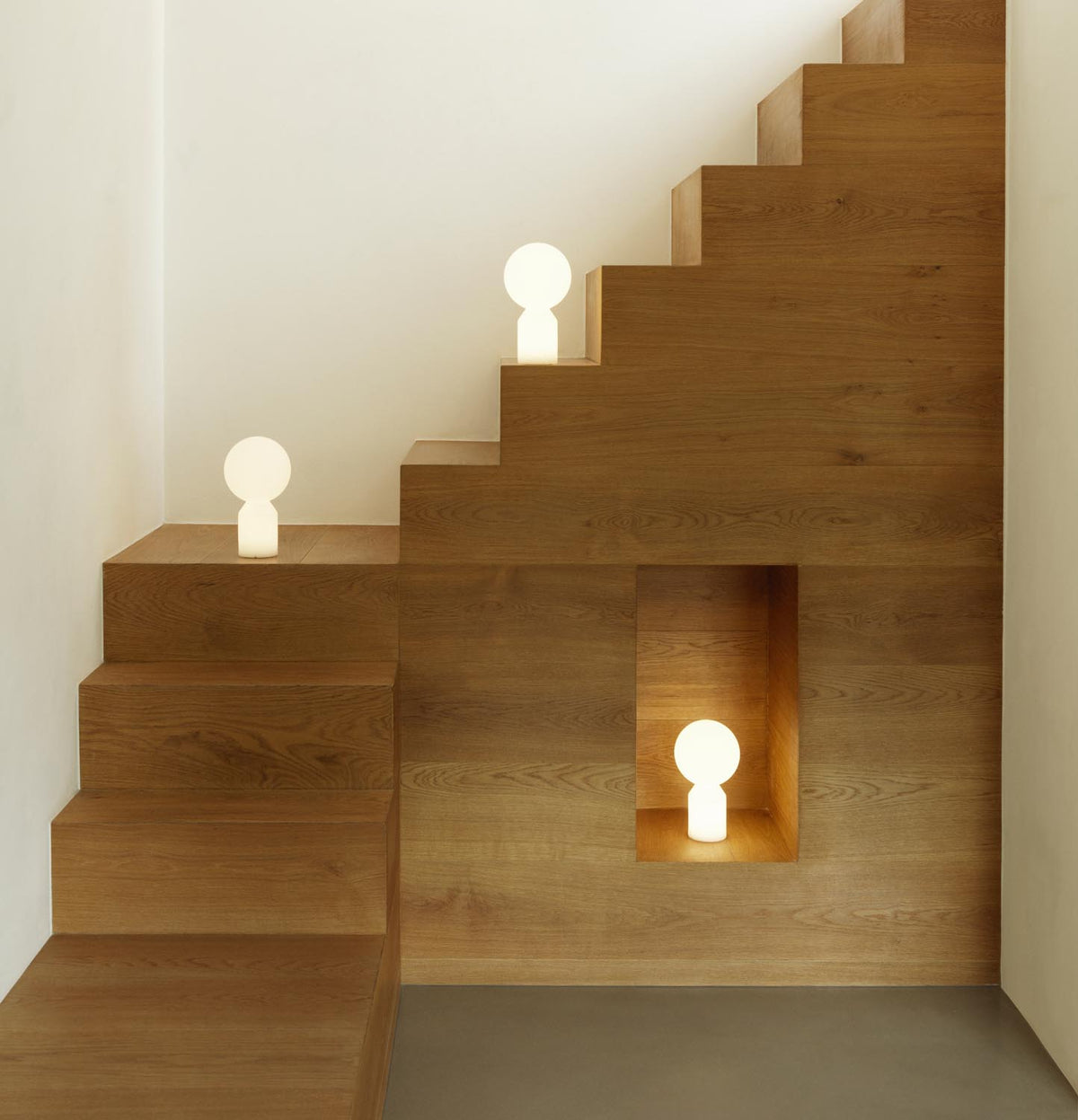 Weisse Pendelleuchte Yo Lampe Klein von Normann Copenhagen mit rundem Lampenschirm aus PE und Sockel aus ABS, skulpturale Form